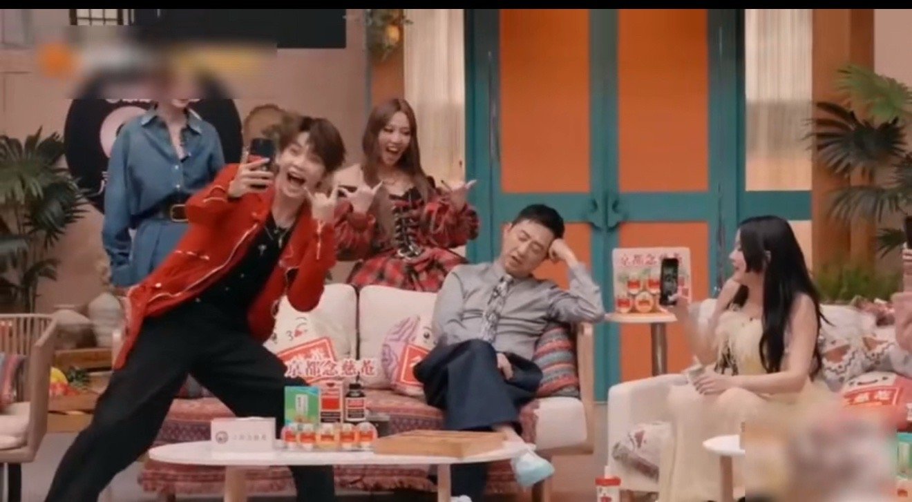 王赫野把庾澄庆当成5A级景区了 把庾澄庆老师当景点打卡了？王赫野又是拍照又是观摩