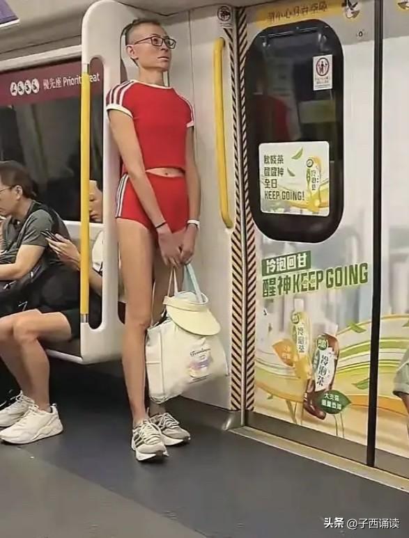 哈哈，这大哥是错穿了老婆的衣服吗？这样出门让人笑不活了啊！