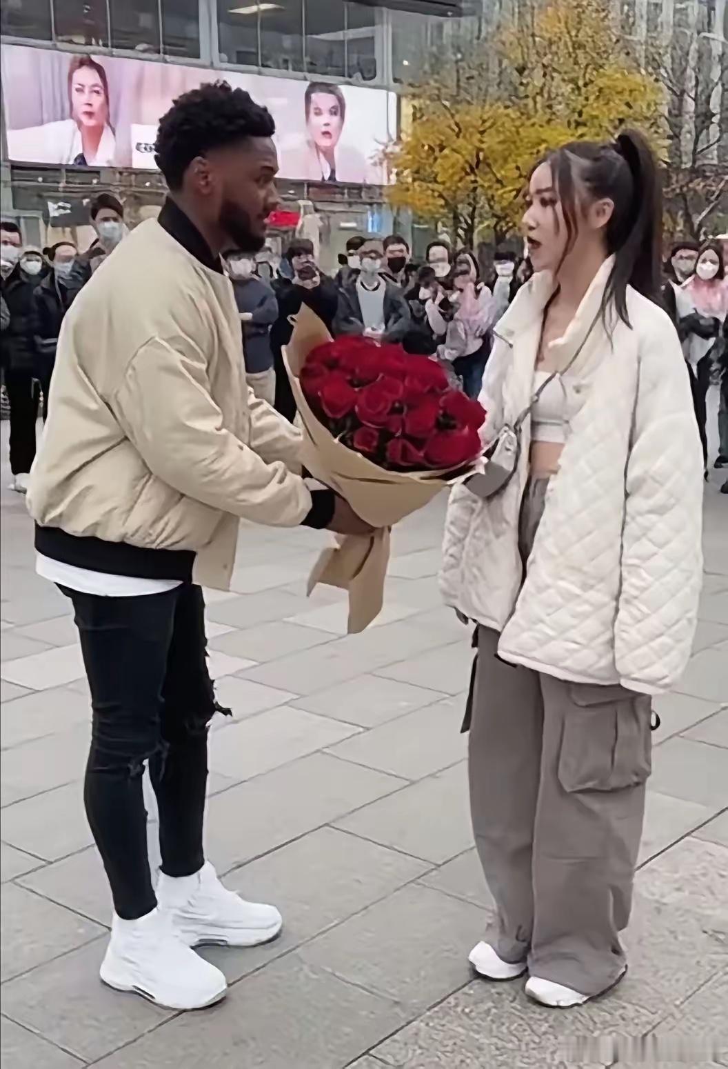 这个黑人在街头向中国女孩表白，中国女孩的回答太提气了！黑人手捧玫瑰花花，他将花递
