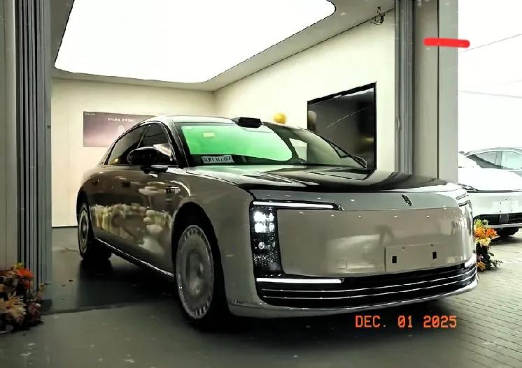 谁懂啊！国货尊界S800提车现场，车主手抖到钥匙都快拿不住了
 
今天刷到尊界S