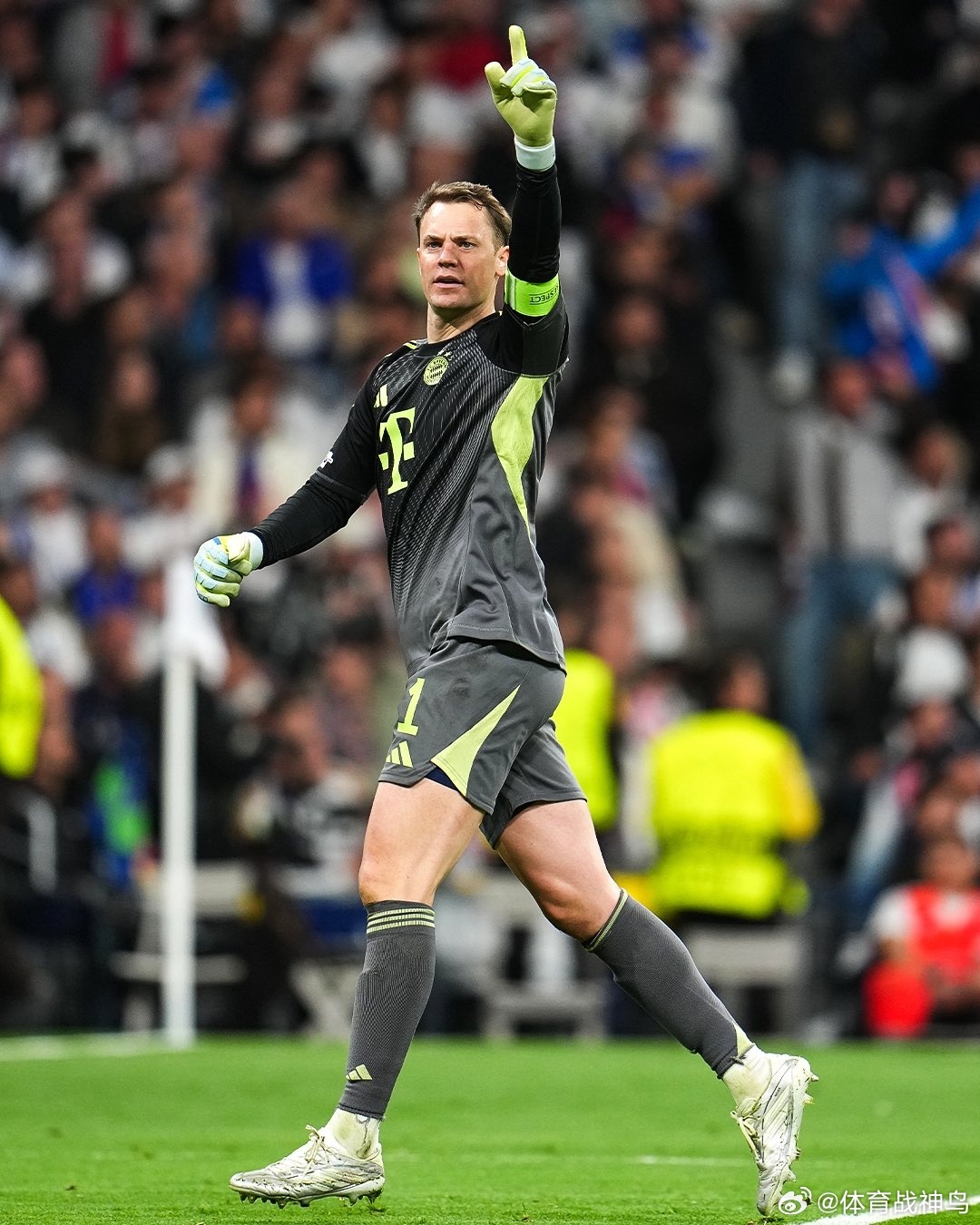 欧冠 诺伊尔对阵皇马的比赛中做出了9次扑救，这是他自2020年11月以来代表拜仁