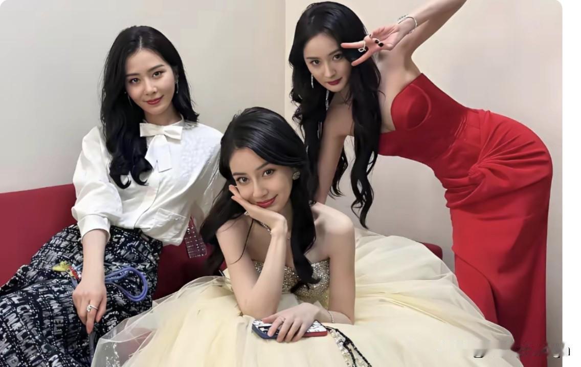 这张三人合照里，刘诗诗和杨颖都状态在线。刘诗诗温婉大方，杨颖精致靓丽。

最抢镜