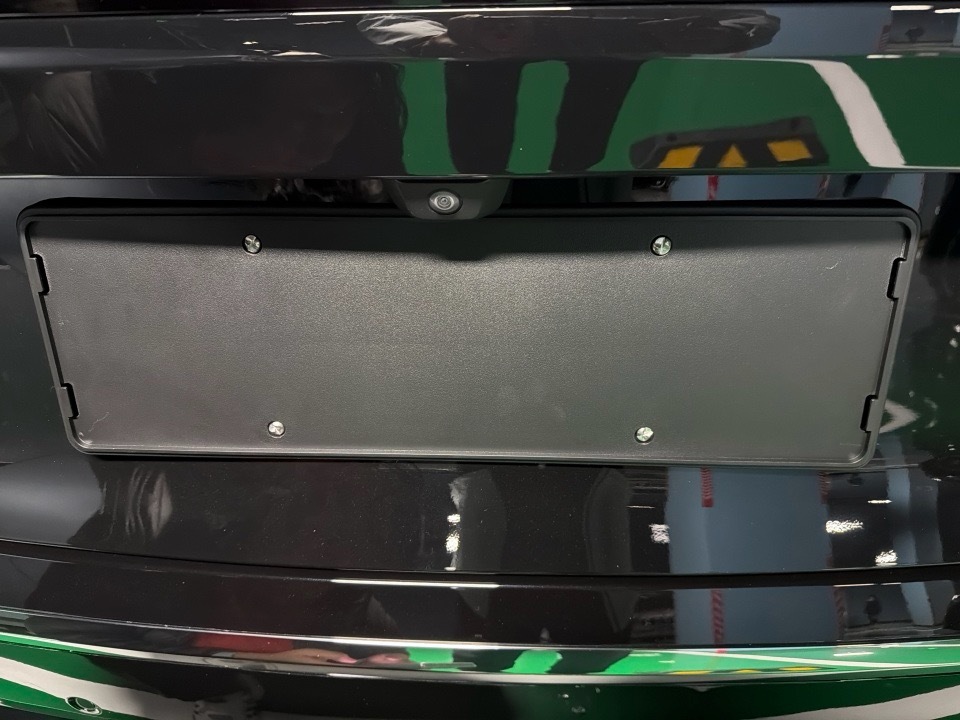 翻车了，买了ES8原厂的牌照架，以为后面和前面的安装方法一致，先上牌照架，在拧牌