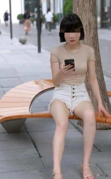 河南，一男子骑车路过面馆，见门口坐着老板娘，穿着清凉短裤露着腿，竟停下来盯着她裆