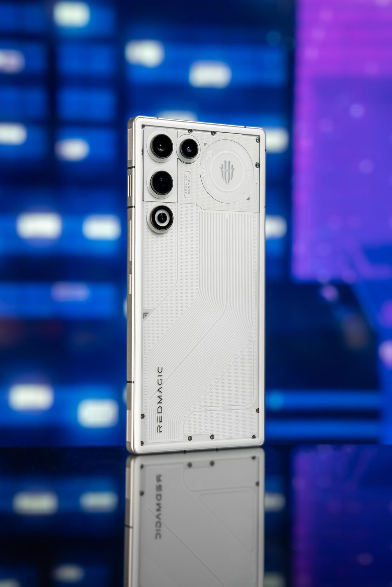 游戏手机做得这么轻薄，红魔11Air属实有点不讲武德了。7.85mm 纤薄机身2