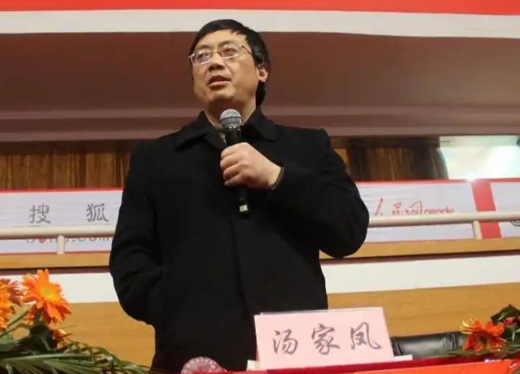 汤家凤一大早直接开炮了！9月27日，他把矛头直指裴轶，怒斥这种“制造社会撕裂”的