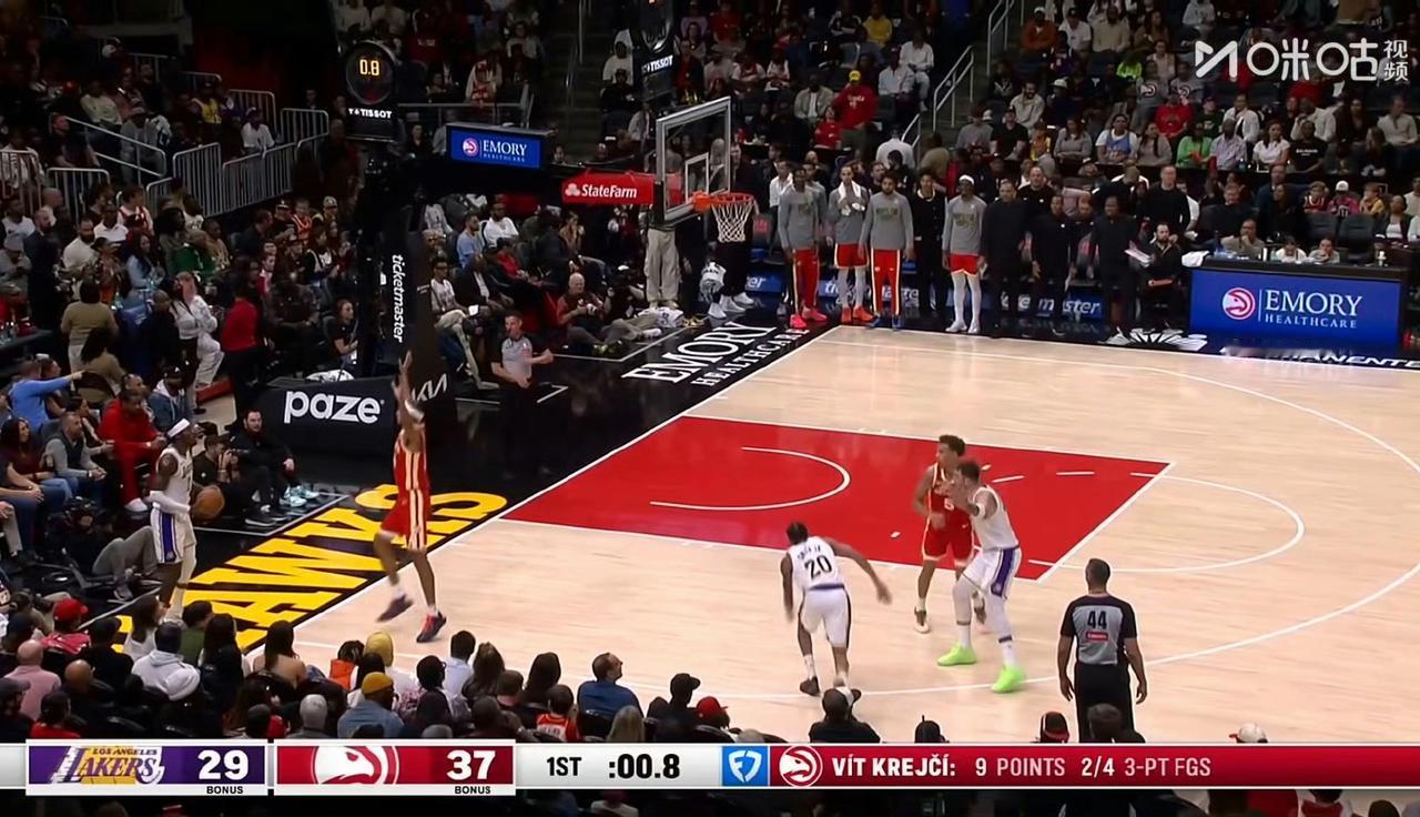 湖人非要浪吗？今天老鹰队太猛了，湖人防不住啊，第一节就让老鹰得了37分。东契奇已