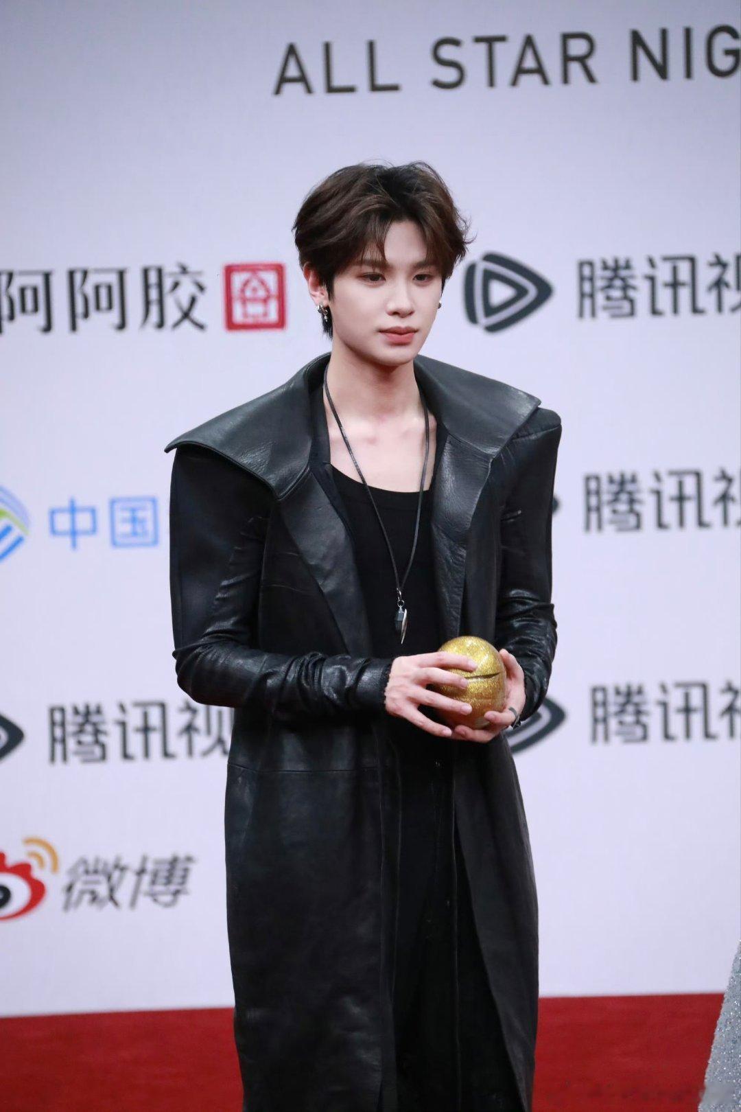 黄明昊、贺峻霖红毯生图 