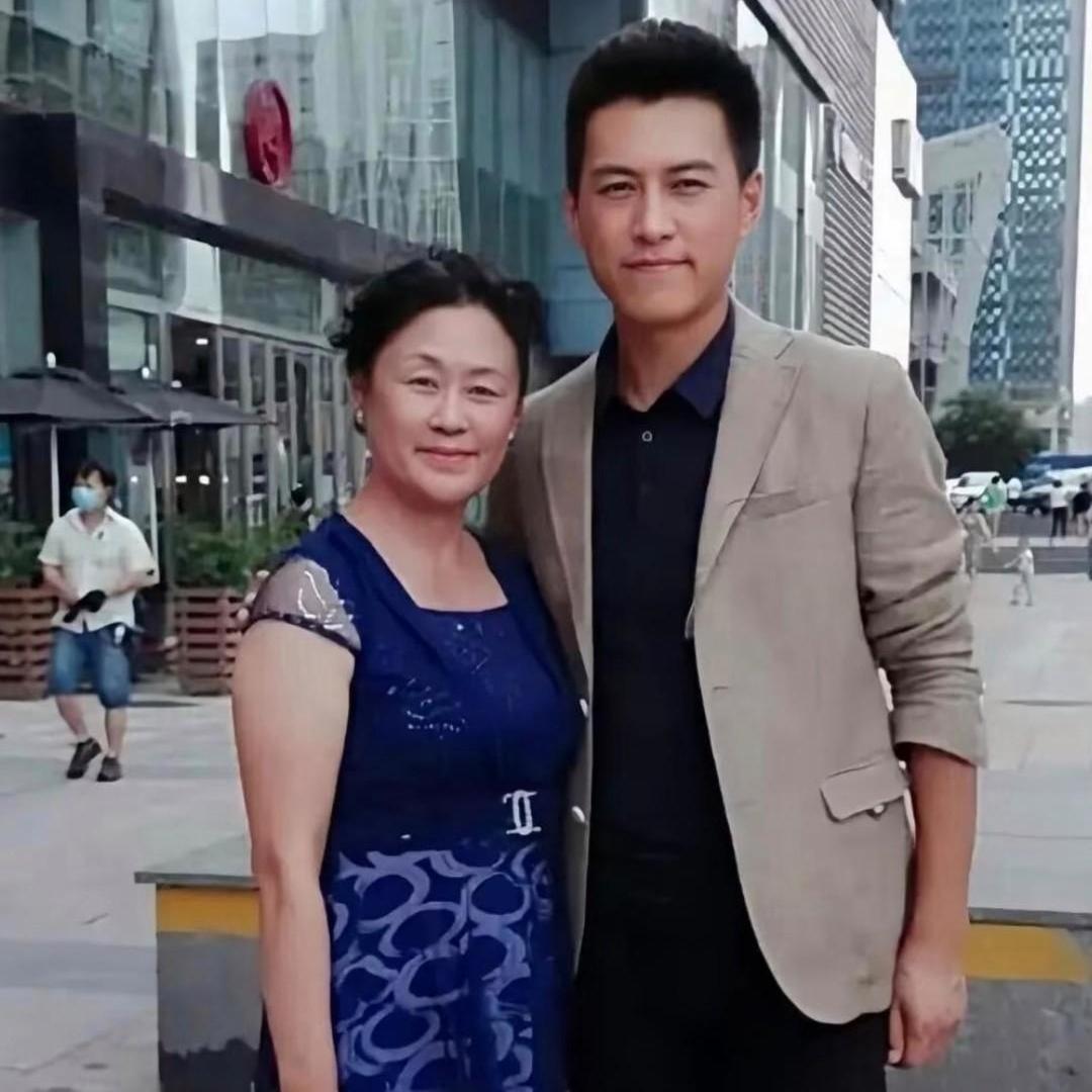 靳东与母亲同框，好气质原来藏在血脉里
 
靳东和妈妈这张合照看着格外暖心。

母