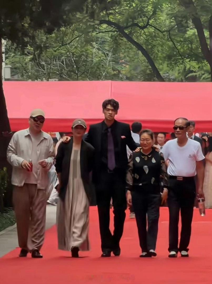 蒋勤勤晒大儿子毕业照 刷到陈建斌蒋勤勤去人大附中参加儿子毕业典礼，一家人走红毯合