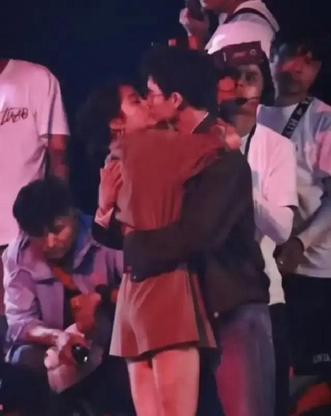 孙珍妮开机前四天刷热搜发现自己被踢出剧组，理由居然是脸肿。
她前脚还在做妆造，后