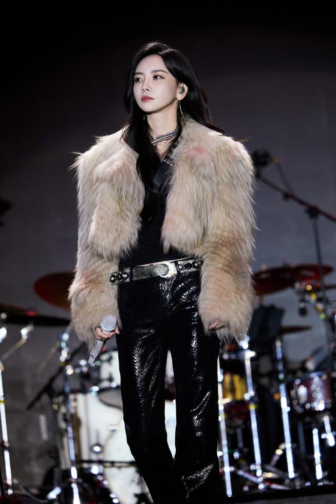 于文文在舞台上毛绒外套搭配闪亮裤子，气场直接拉满！她随着音乐节奏舞动起来，每一个