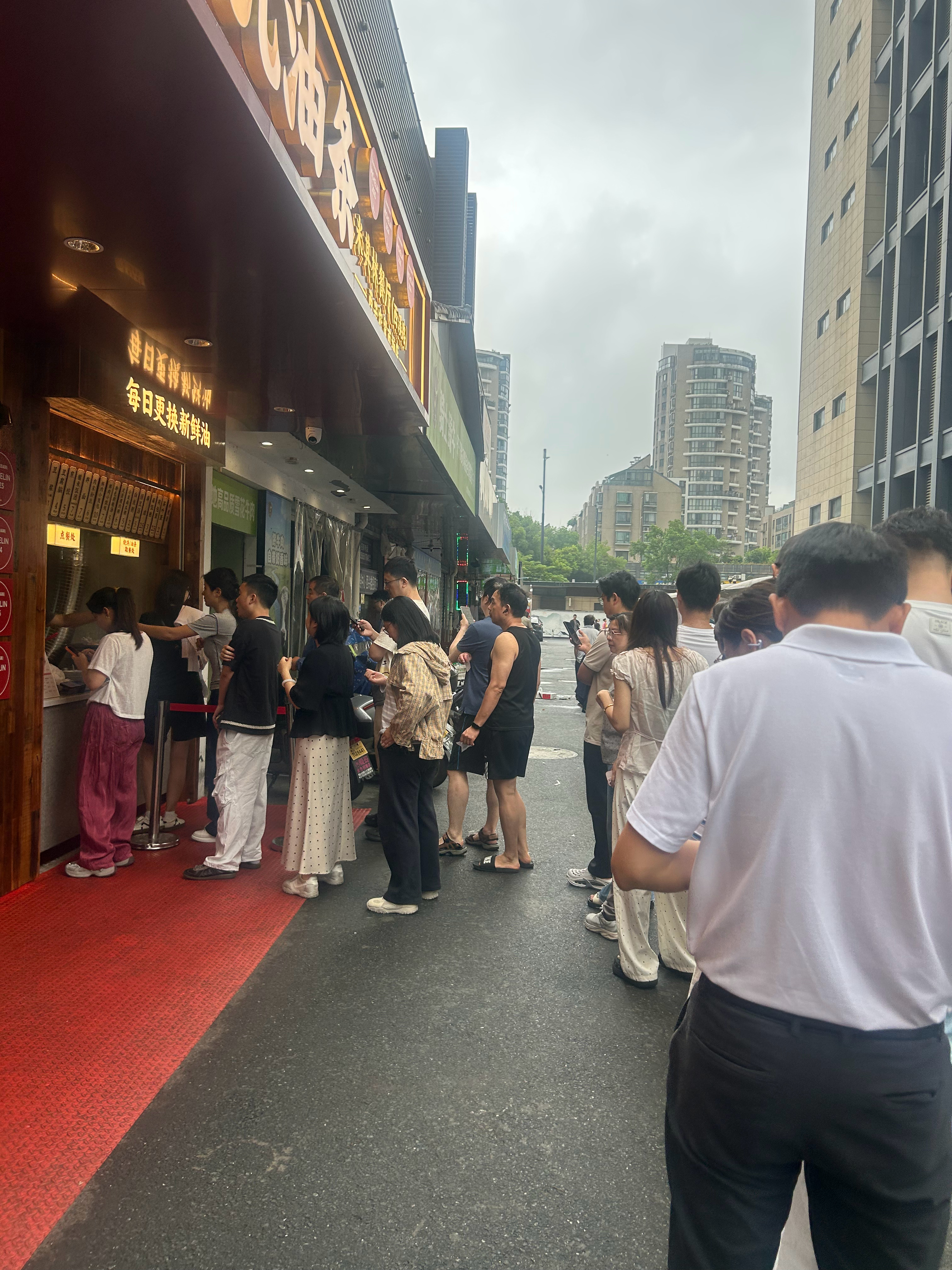 这年头来菜市场吃个早饭都要排队了