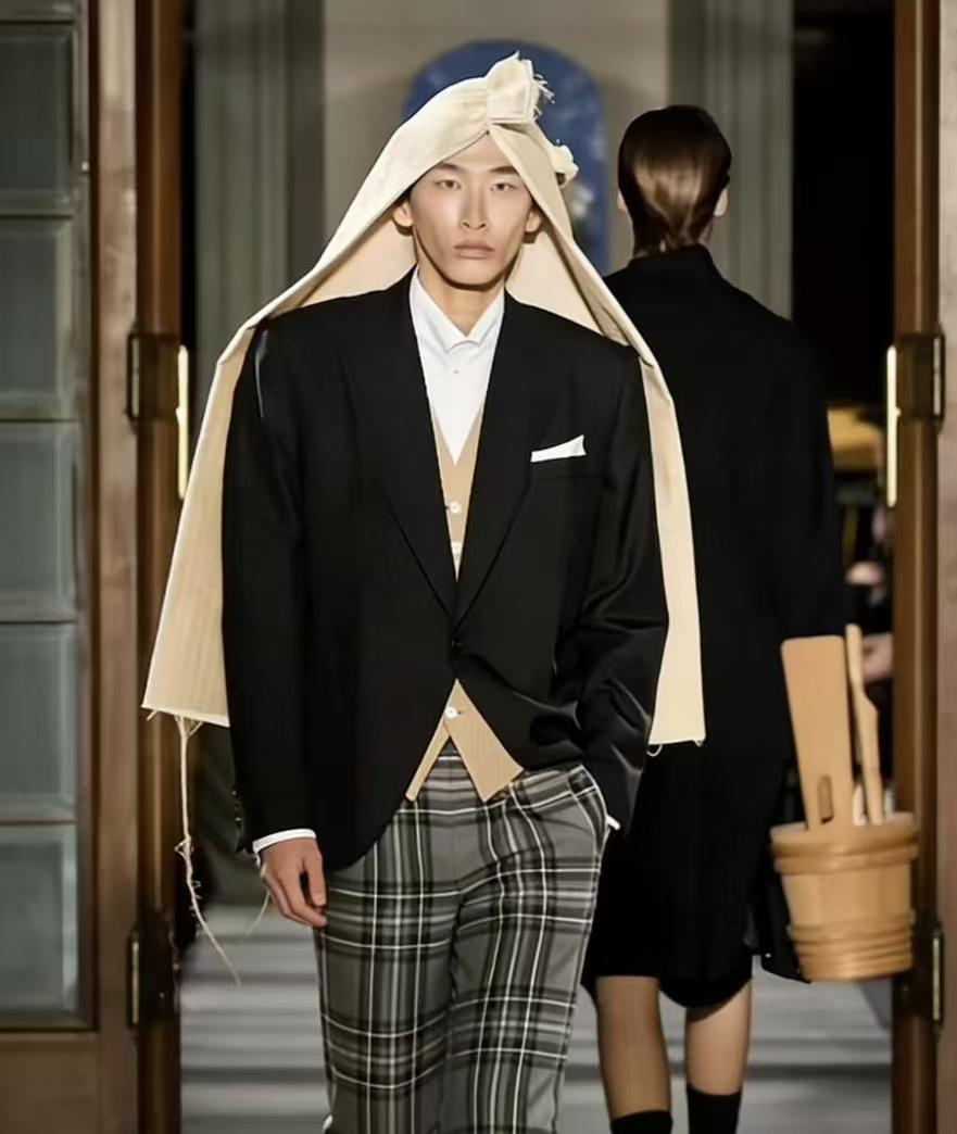 都看到巴黎世家这个头巾了吗，这个设计师绝对不坑穷人啊！别说这个头巾卖2万7了，就