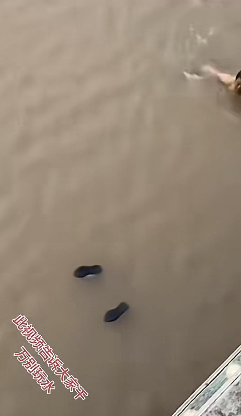 不会水的人在水边玩还是要注意安全！一个路人经过一条河边的时候，发现水里面只露出了