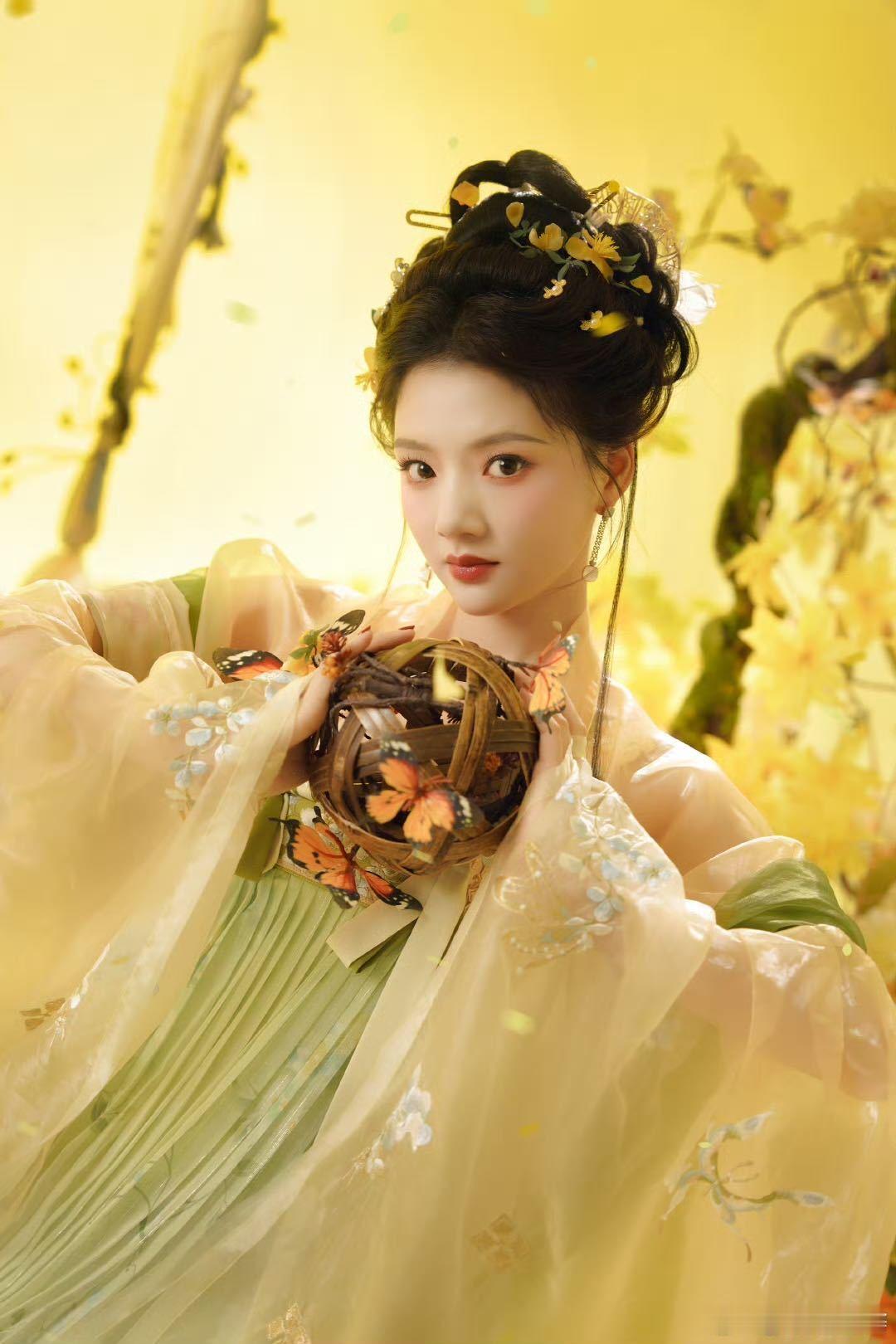 任敏古装花仙子造型  感觉任敏的现代妆会更出彩一点，不知道为什么老是执着于古装，