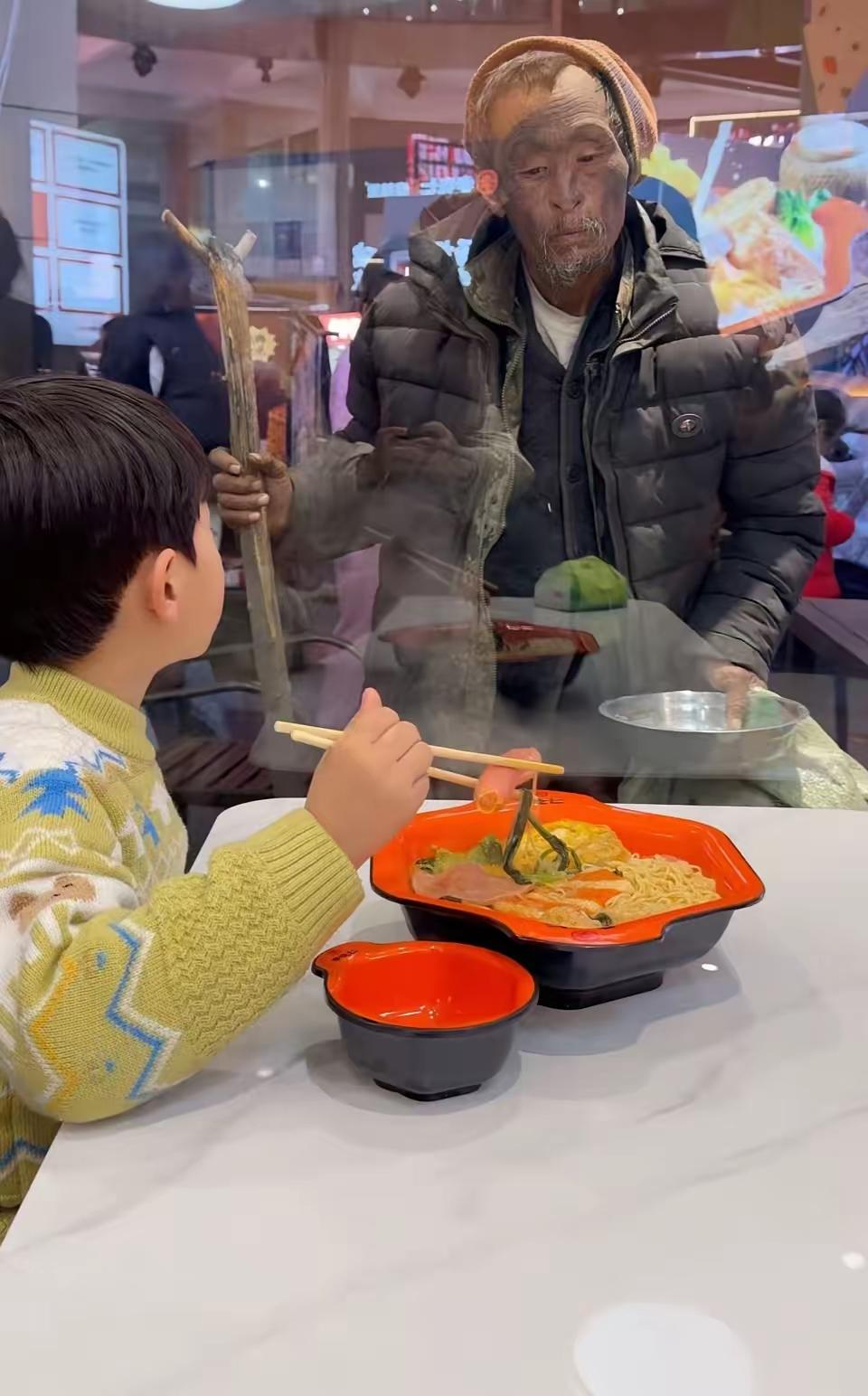 一碗冒着热气的麻辣烫，寒夜里暖了两个人的心。六岁孩童的纯粹善意，怎能不让人为之动