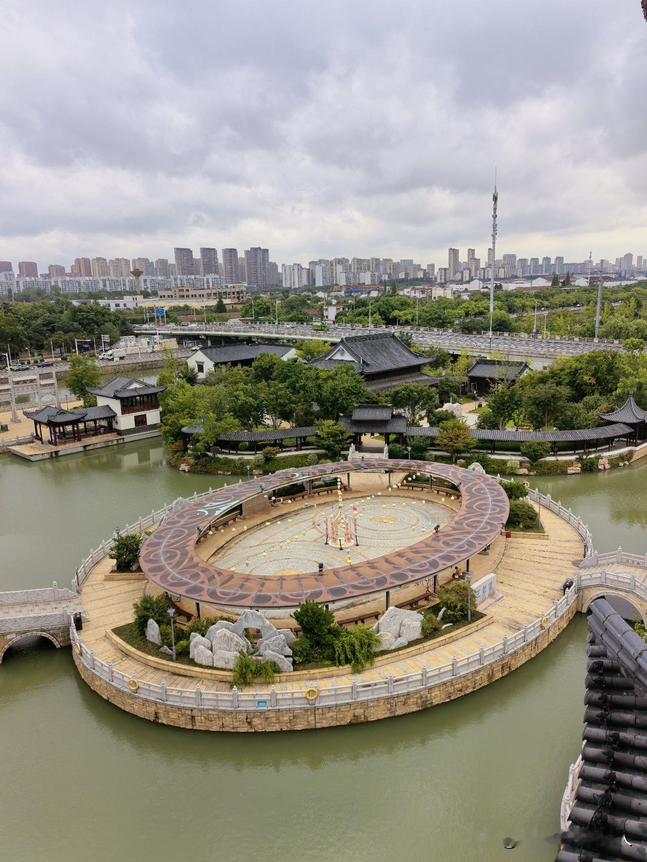 登上萃园的九峰阁，也就是常州本地人所说的小黄鹤楼，初秋登高四望，周边景色尽收眼底