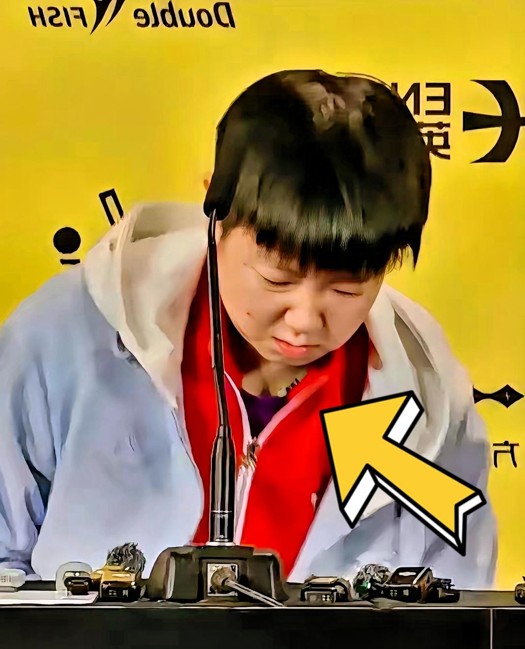 微表情是骗不了人的！
发布会现场，孙颖莎坐下的时候，脸上有一丝痛苦的表情一闪而过