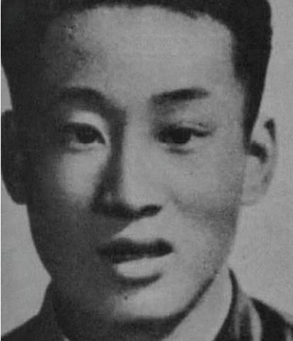 1979年，17岁的新兵吴建国身中8枪，扑倒在地，埋伏在暗处的敌人蹿到跟前察看。