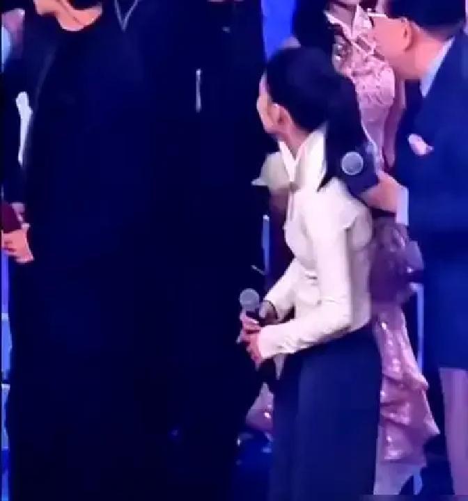 奥运冠军被当成十八线，抢C位？
 
一张模糊站位图疯传，说某台跨年海报边缘女孩硬