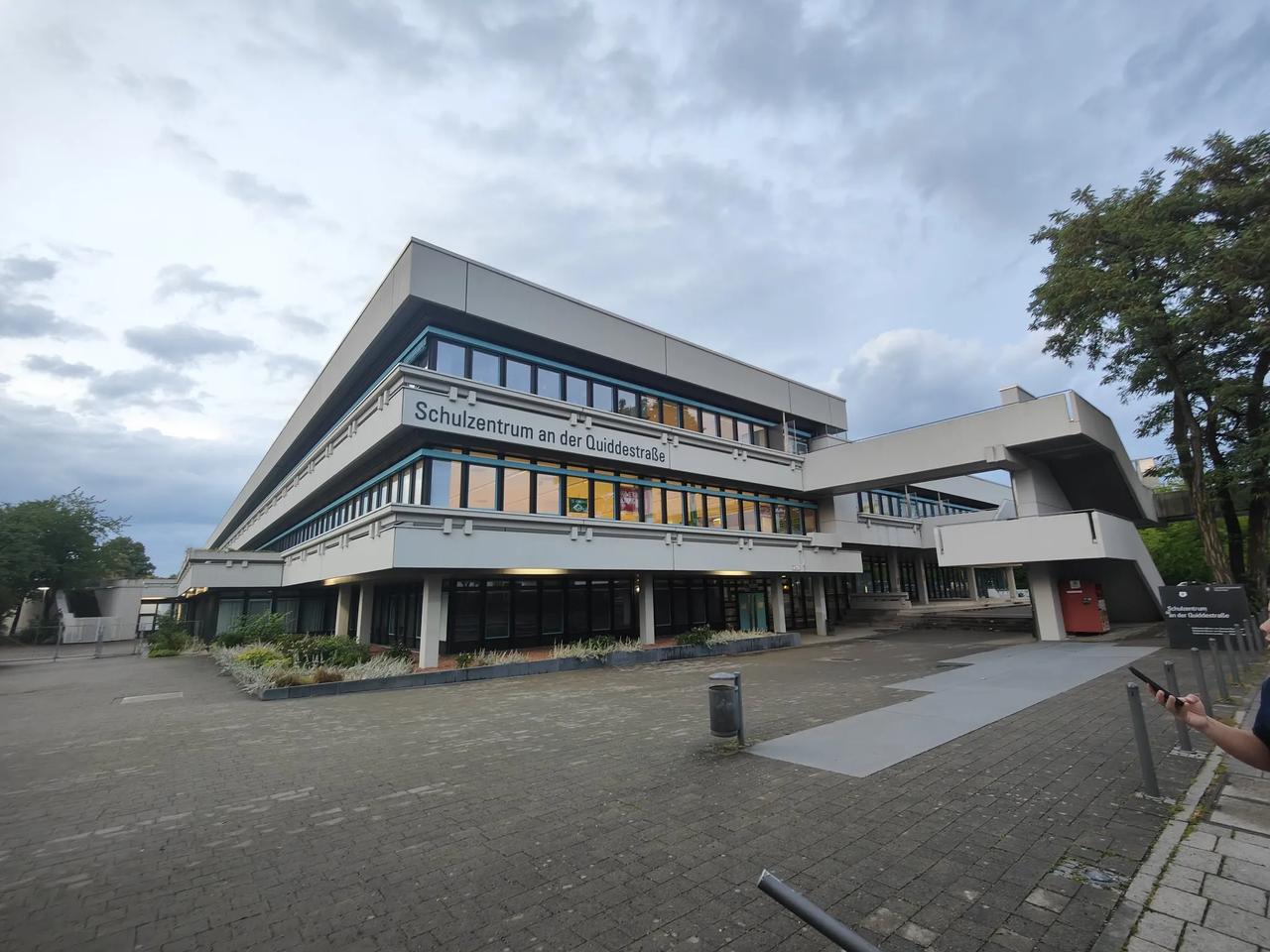 德国教育的分流制度

一路上与导游讨论德国的教育。

德国的教育很特别。在巴伐利