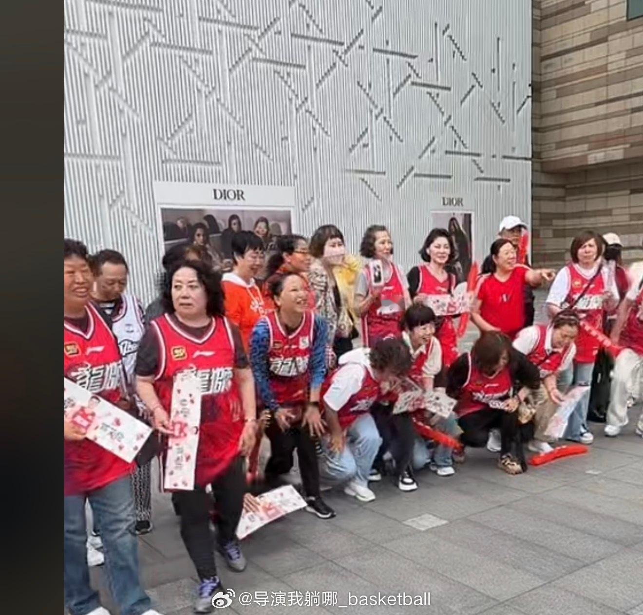 迪奥这波赚翻了，众多郭艾伦球迷今天参加520活动，在沈阳万象城迪奥专卖店门口合影