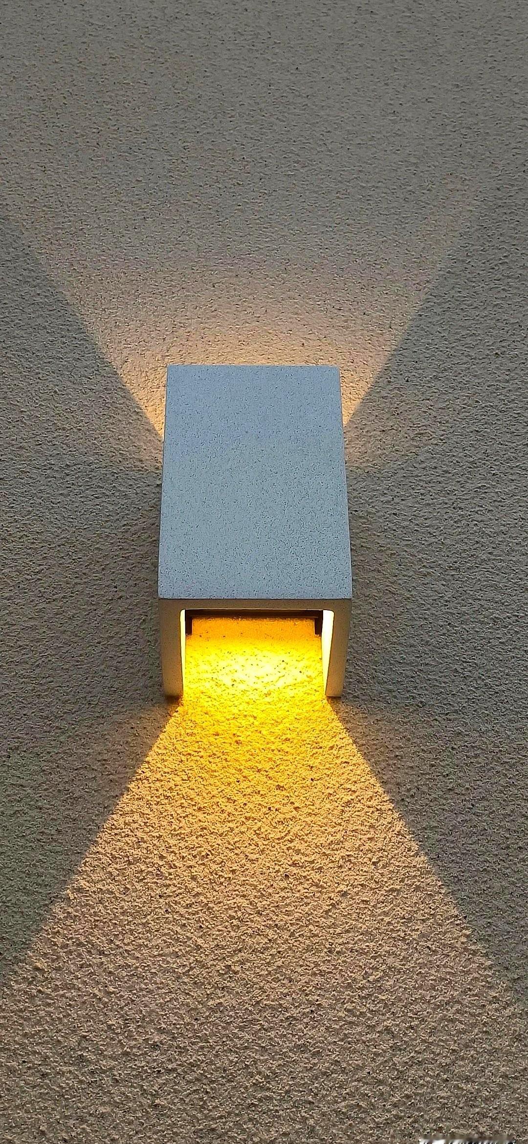 你们盯着大盘眼睛都快粘在屏幕上了吧？
说白了今天下午这收盘价要是站稳4012点，