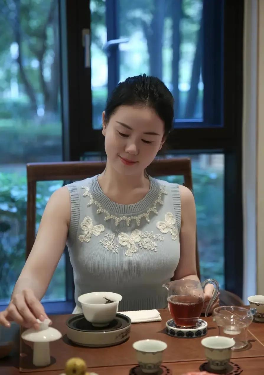 什么样的女生称得上是美女? 
在大众的认知里，美女或许代表着精致的五官、高挑匀称