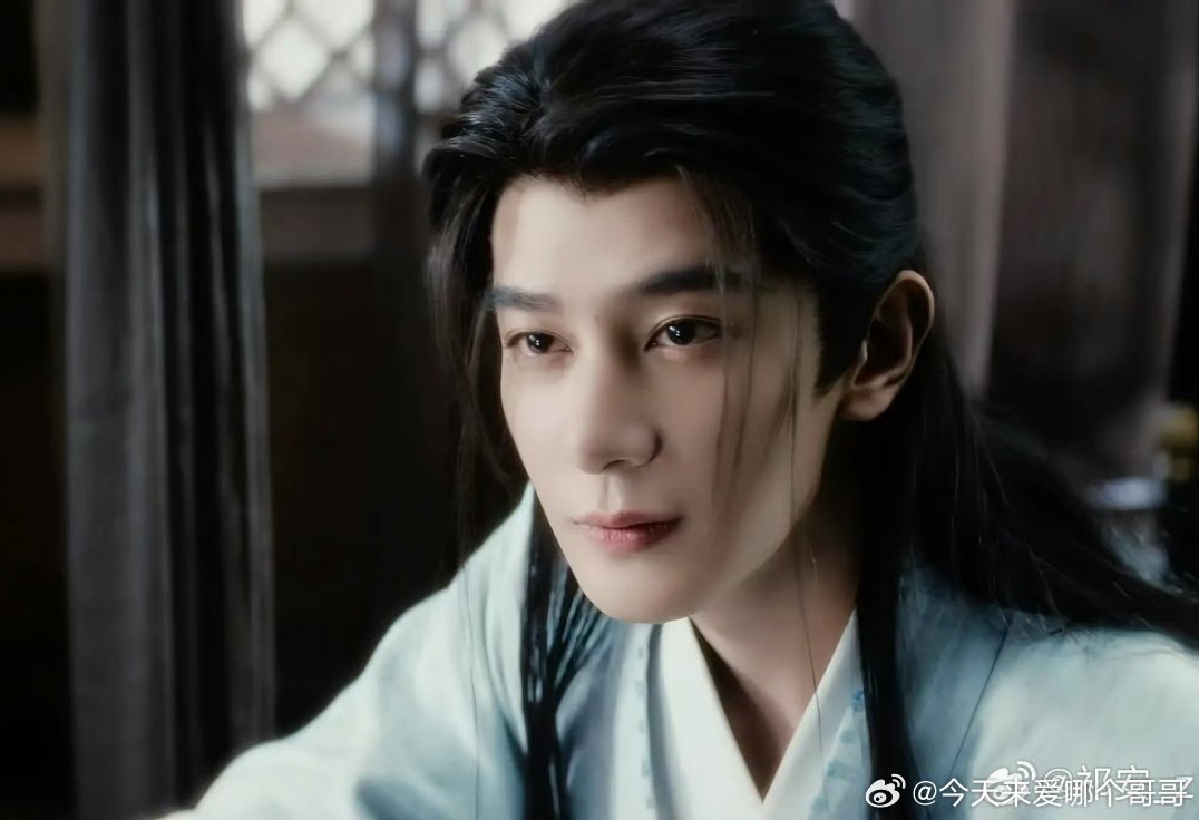 第一次看夏之光的古装，他在月鳞绮纪造型感觉不是很合适，怪怪的 