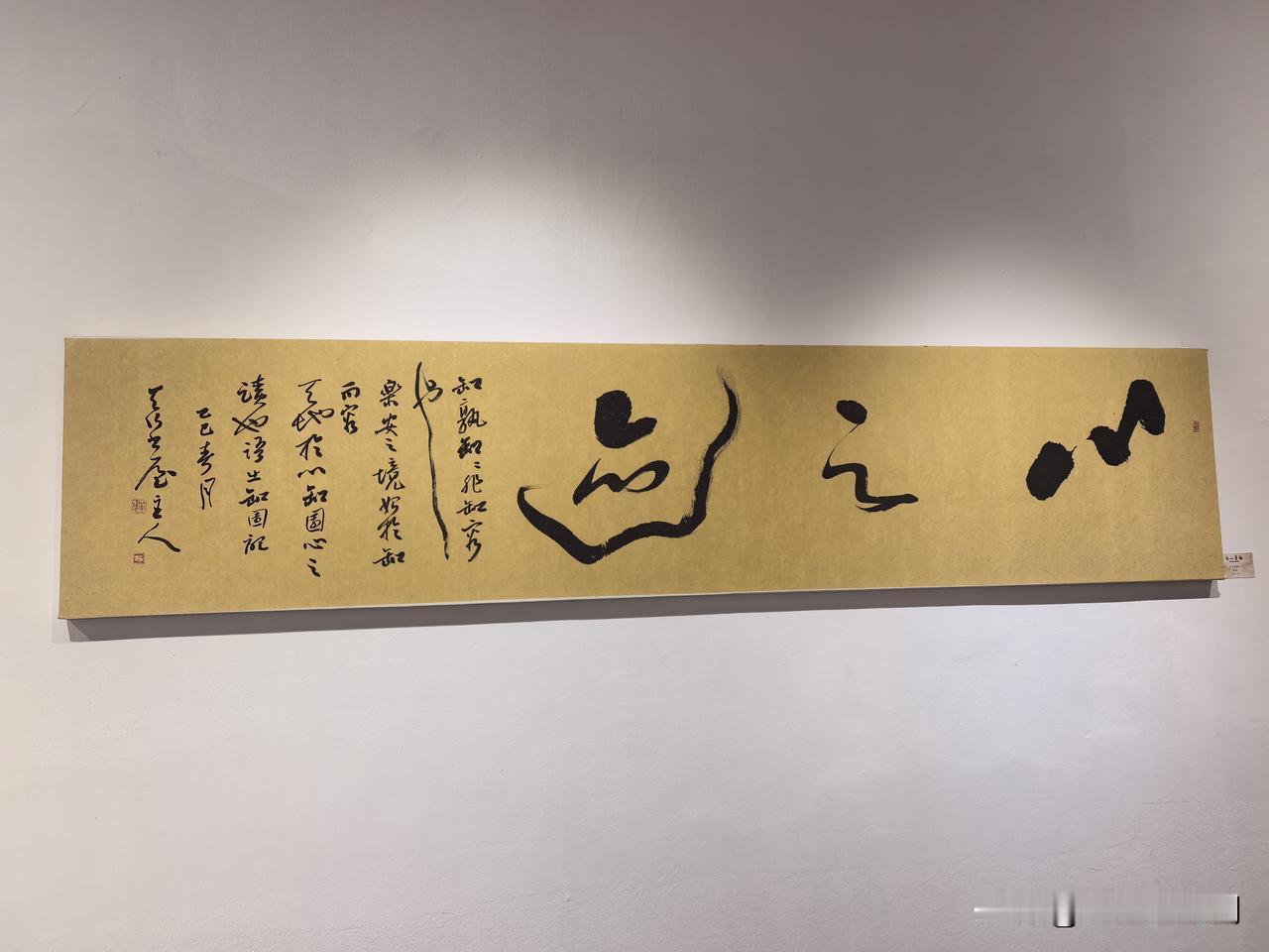 走近后，越过人墙，有歌手在演唱，唱得不错。歌手唱完一首歌后，说要休息一下，接下来