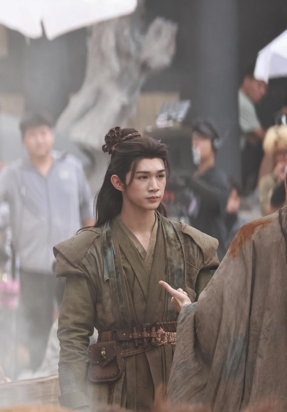 荣梓杉拍《隐秘的角落》那会儿，才十三岁。
没热搜，没团队，饭都吃不饱，哪来那么多