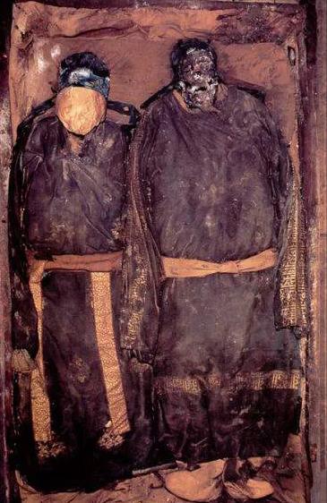 1988年5月，哈尔滨挖出了一座850年前的金代古墓，一口棺木中躺着男女两具遗骸