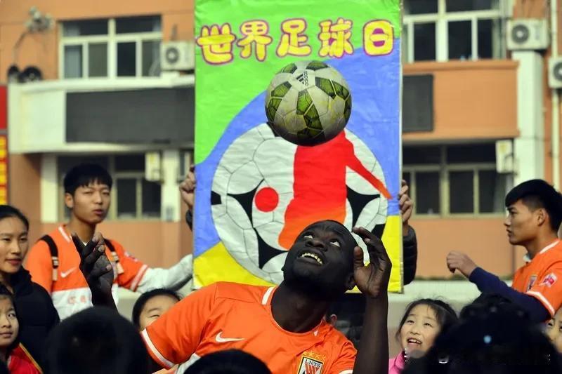 我最恨种族歧视，为什么黑人留学生不用高考就能上清华？我们中国学生就要经过高考。种
