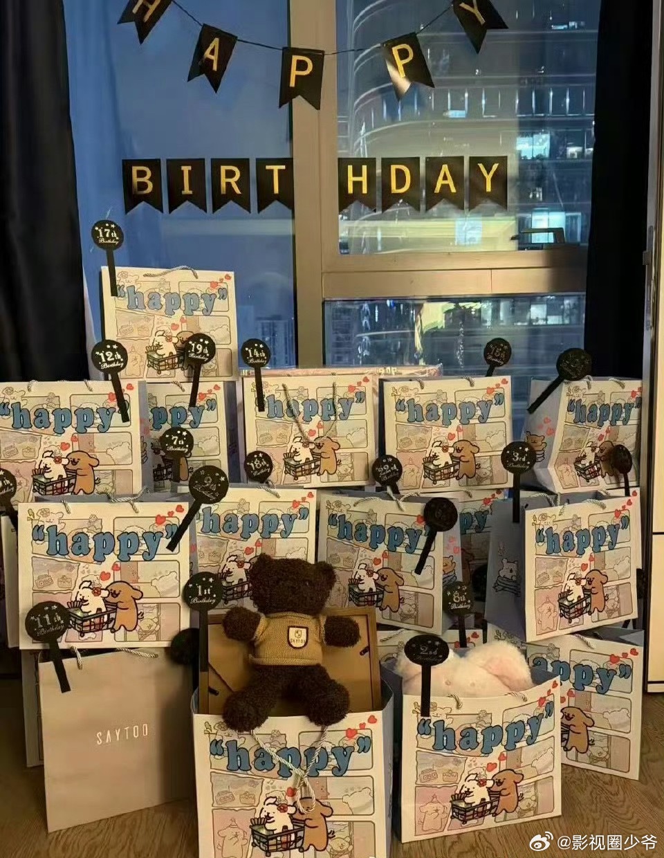 若若朋友圈的置顶有些置顶，不过是给别人看的笑话罢了，1到30岁的礼物，也填不满道