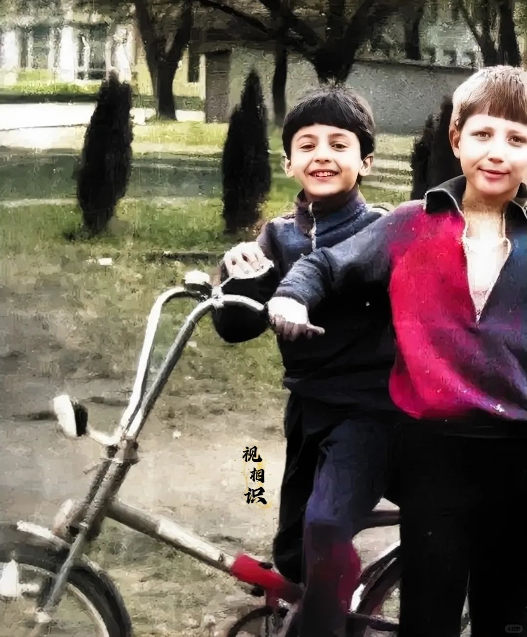 1985年，童年的泽连斯基正在和小伙伴玩单车的旧照，画面中他非常的开心，脸上洋溢...