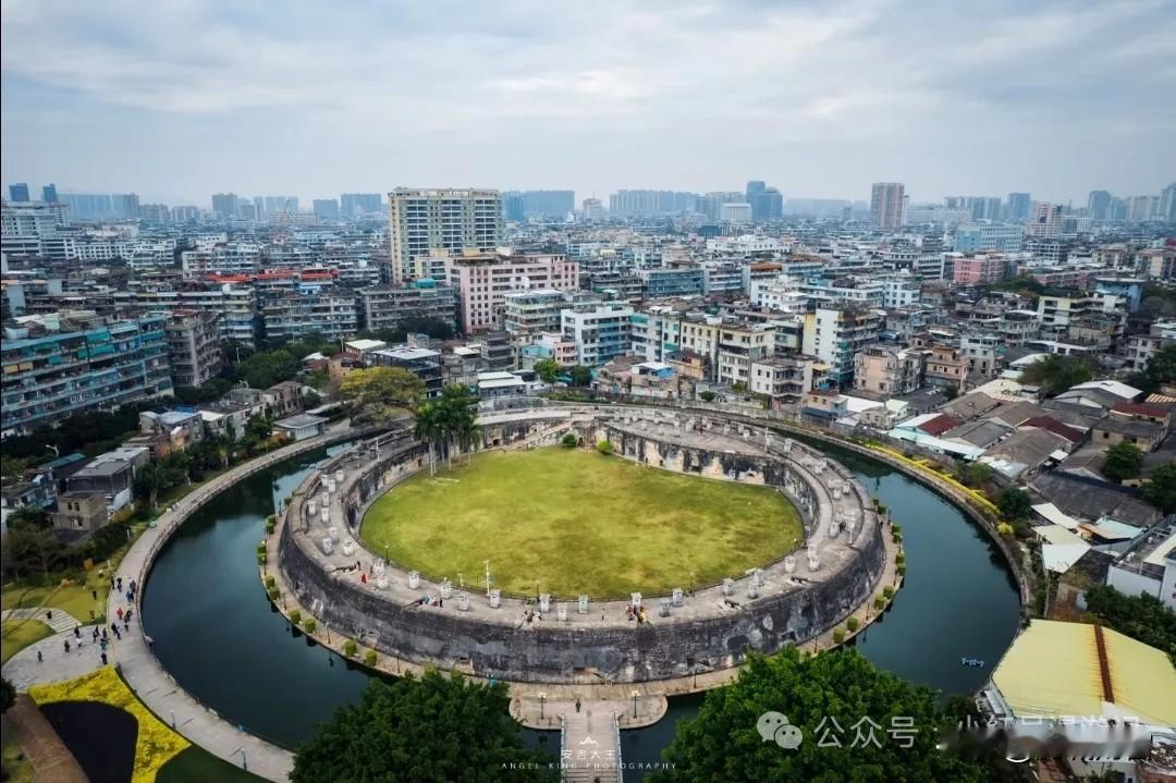 汕头的"古董"：
在汕头海滨路，有一座保存完整的清代环形炮台——石炮台（崎碌炮台