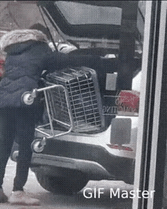 真的要被笑死！
女子超市购物结束，脑洞大开，非要把购物车塞进私家车后备箱。
好不