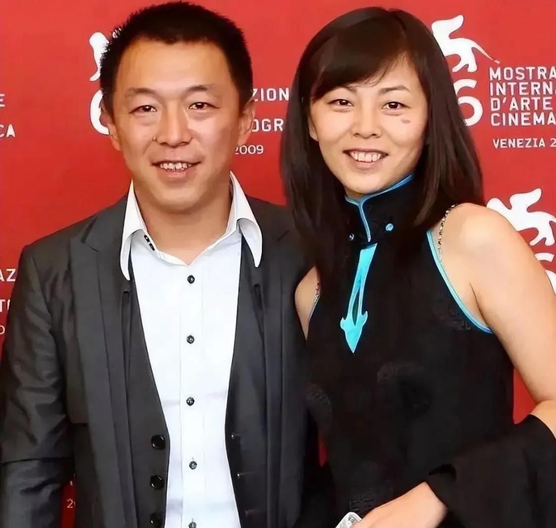 黄渤的妻子丑吗？黄渤的妻子确实不如演艺圈那些明星光鲜亮丽，但他依然把妻子当成宝，