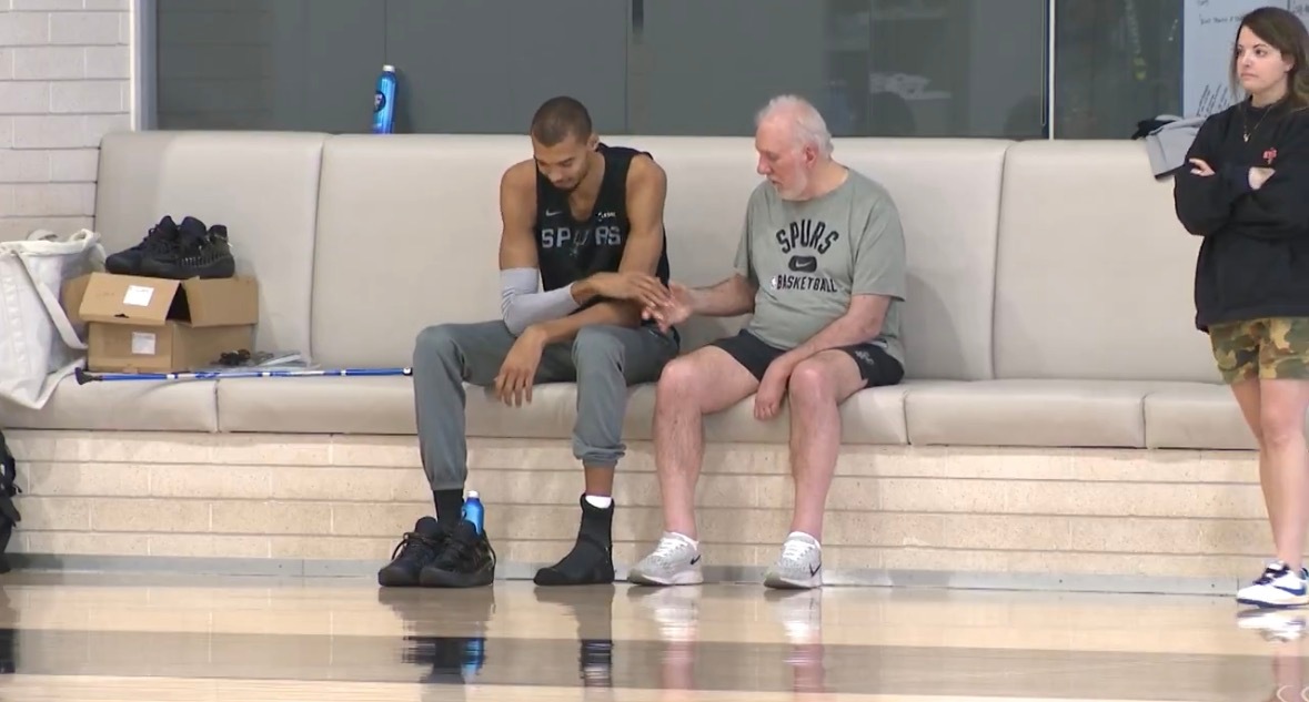 看到老爷子出现在训练场，总是令人开心的。跟年轻人聊聊天，别离开球场太远，对波波维