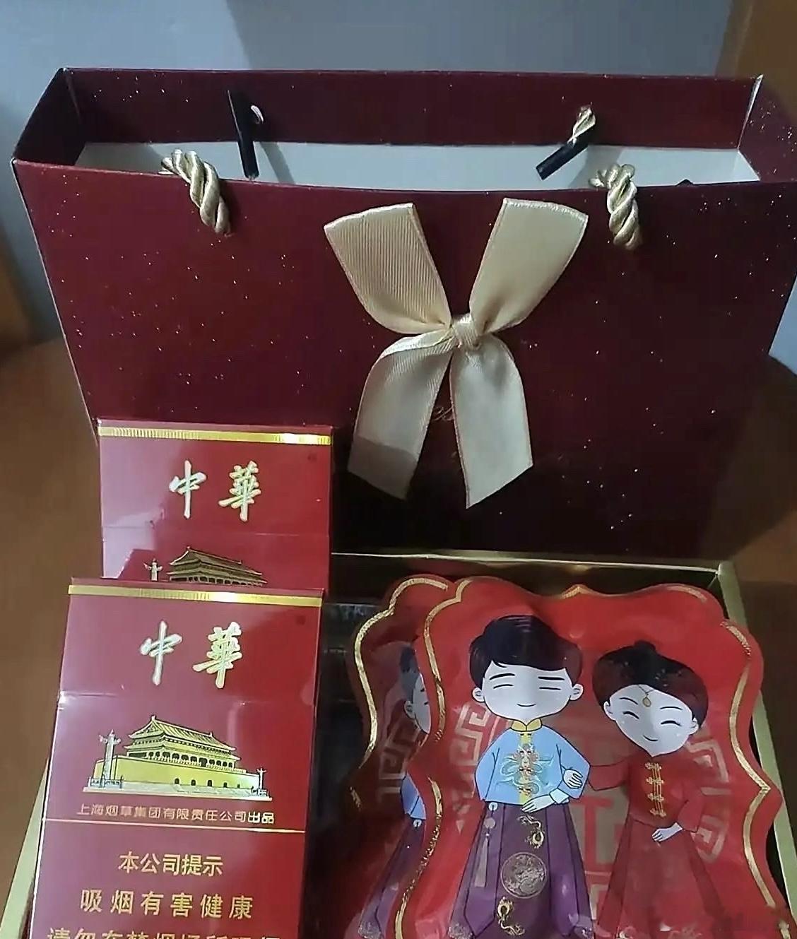 早上到公司，同事给我一袋喜糖，说她下周办婚礼。我把喜糖放在桌上，下班带回家。女儿