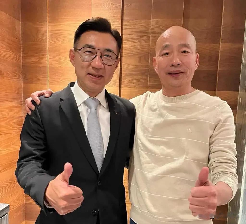 这神态红光满面，一看就是酒后一拍即合！
   近日国民党韩国瑜先声夺人，突然脸书