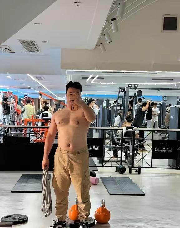 简直要爱死了，没见过这么完美的身材。但美中不足的是脸和肚子太难看了！