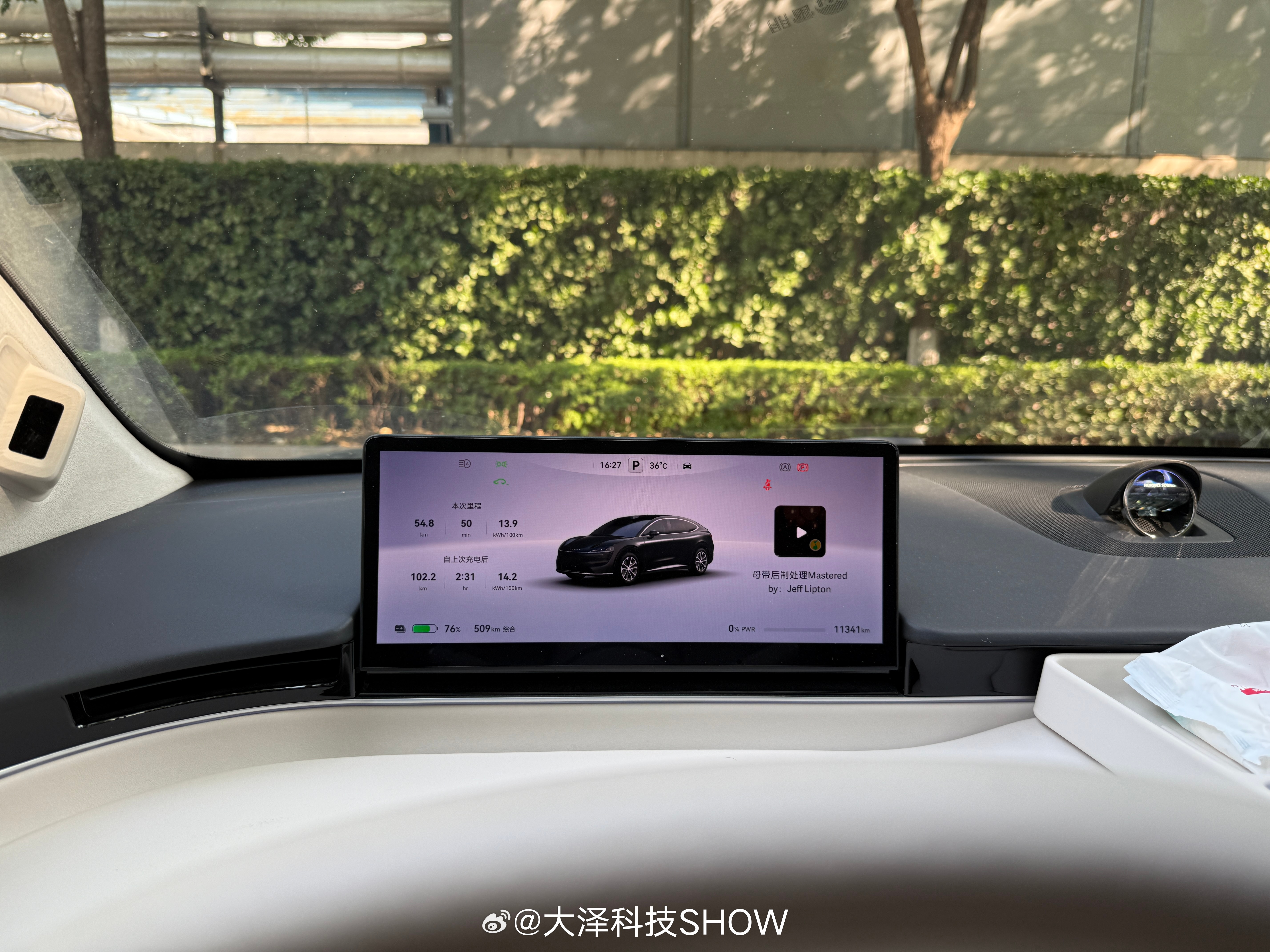 iOS26 丑刚拍完一款新车，只想说，好卷！幸亏苹果及时退出，不然一点机会没有[