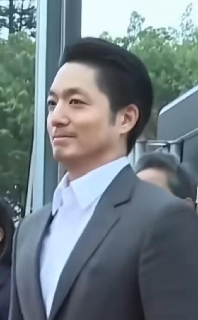蒋万安连自己是中国人都不敢大声承认，两岸统一只字未提，还想把两蒋灵柩迁回大陆？别
