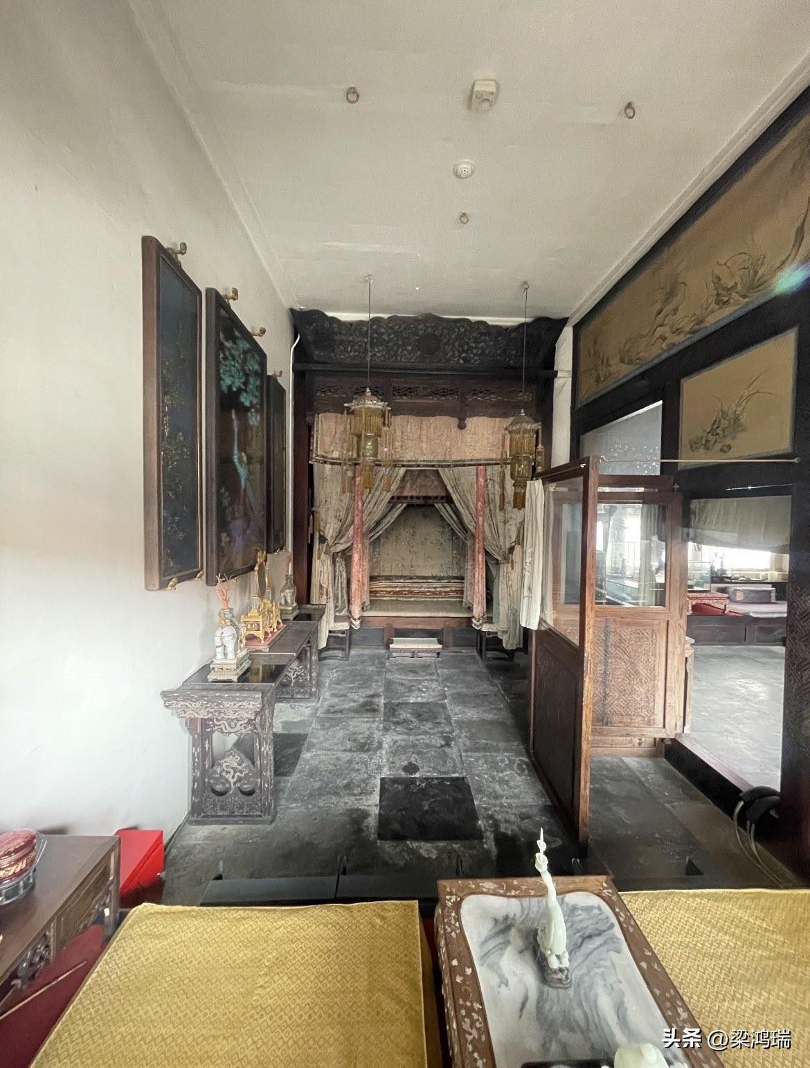 照片为北京故宫储秀宫内的慈禧太后卧室，这间私密的卧室面积出奇地小——大约只有15