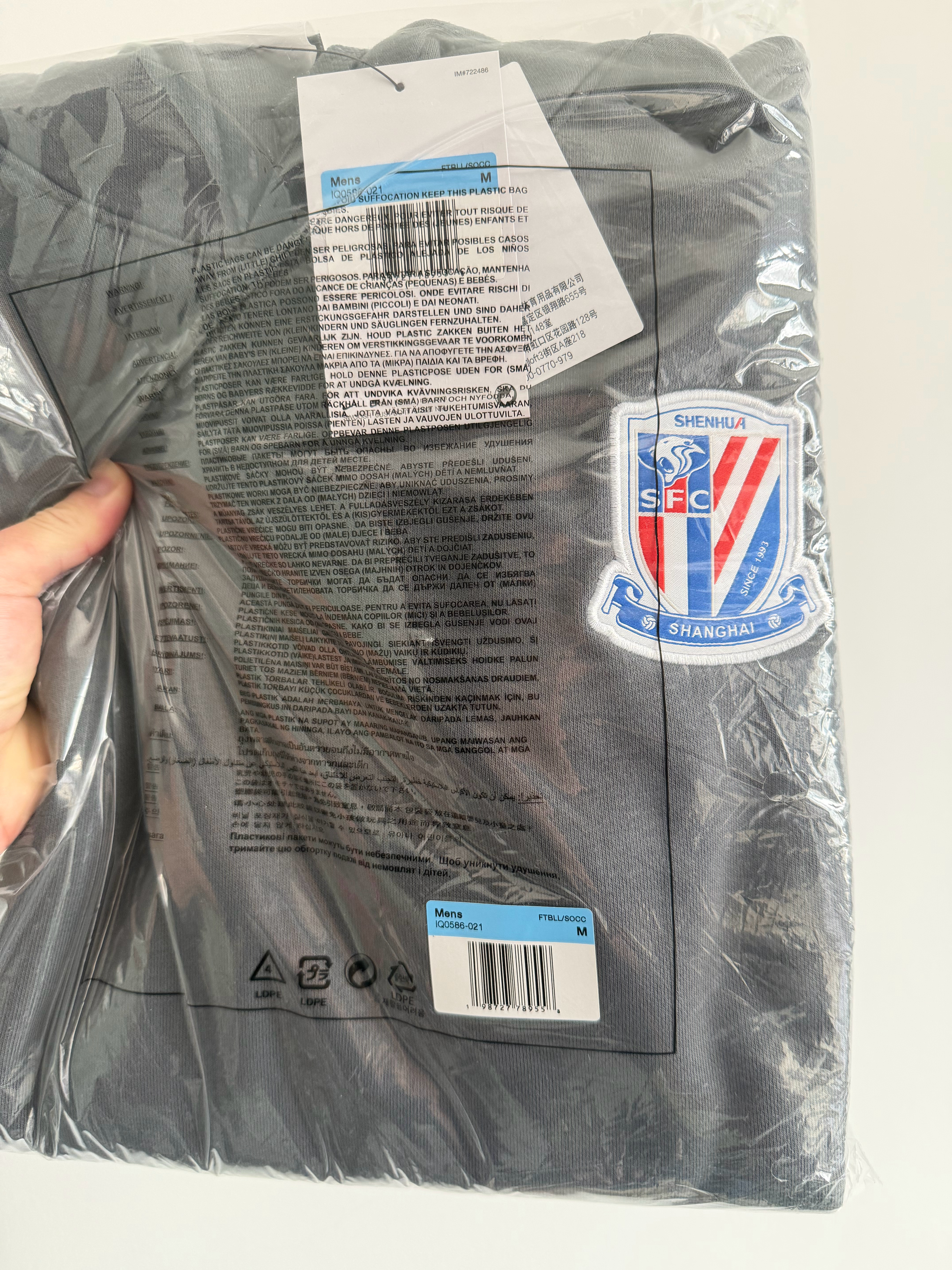 之前俱乐部那边买的连帽卫衣期货，今天已经收到了。上海申花