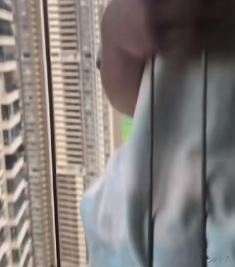 近日，广西南宁的宾女士在自家37楼的阳台休息，突然一名小男孩出现在阳台外，男孩边