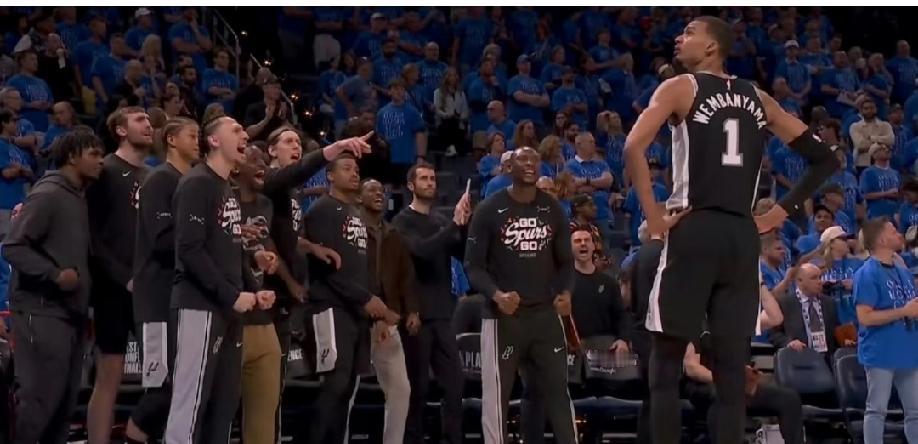 NBA季后赛西部决赛第一场，马刺双加时122:115击败雷霆。在这一轮系列赛中占