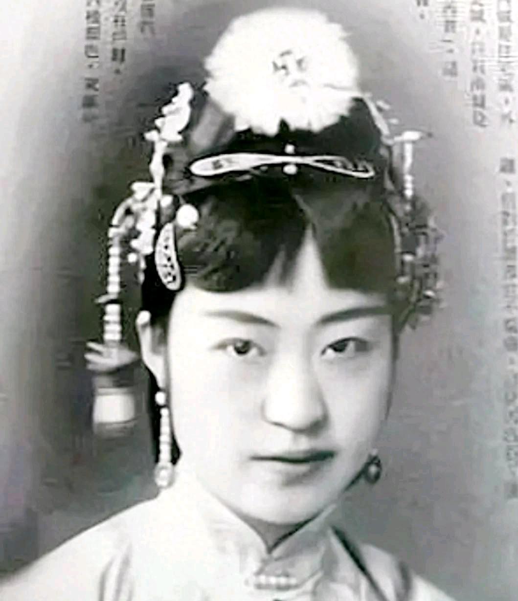 1926年，北京饭店，22岁的唐怡莹趁丈夫不在，与25岁的张学良发生了关系。几天